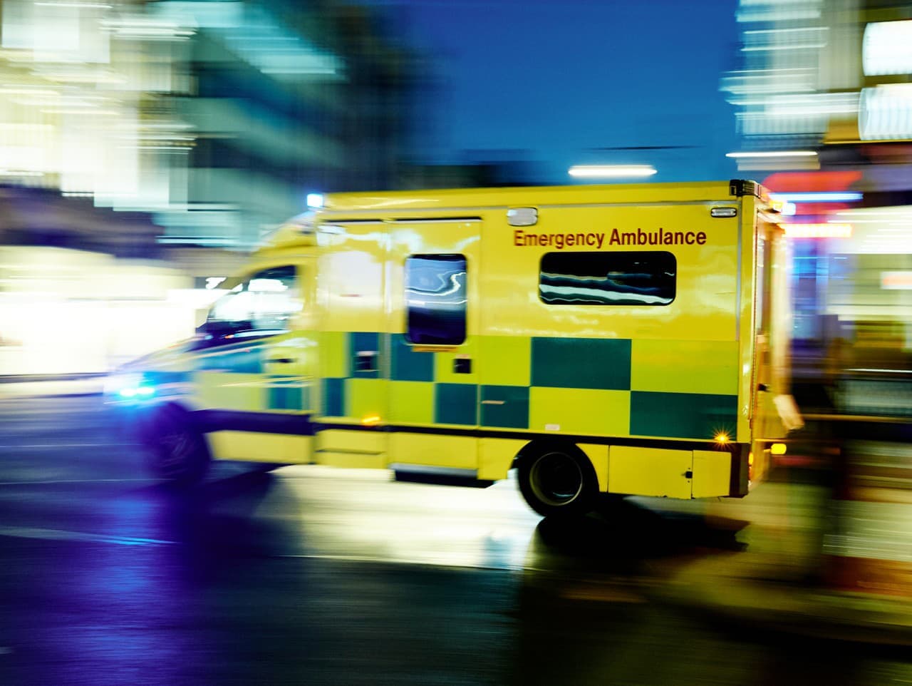 Desivý útok nožom vo vlaku v Anglicku: 10 zranených, polícia zasahuje