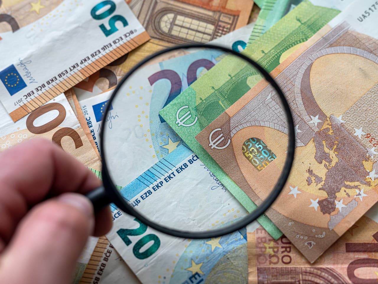 Falošné eurobankovky z Temu: Bizarný prípad z Komárna