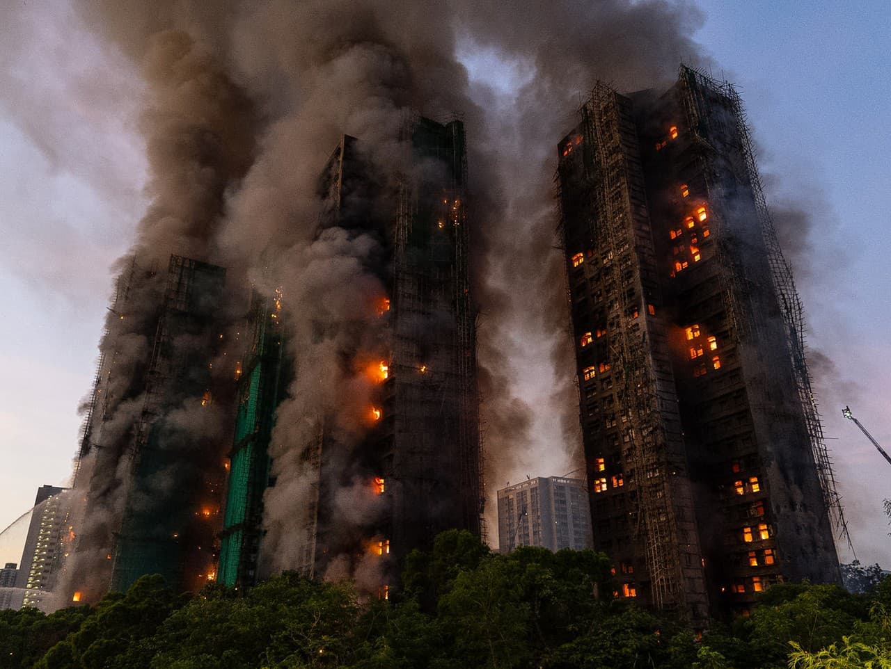 Masívny požiar v Hongkongu si vyžiadal štyri obete a zranených