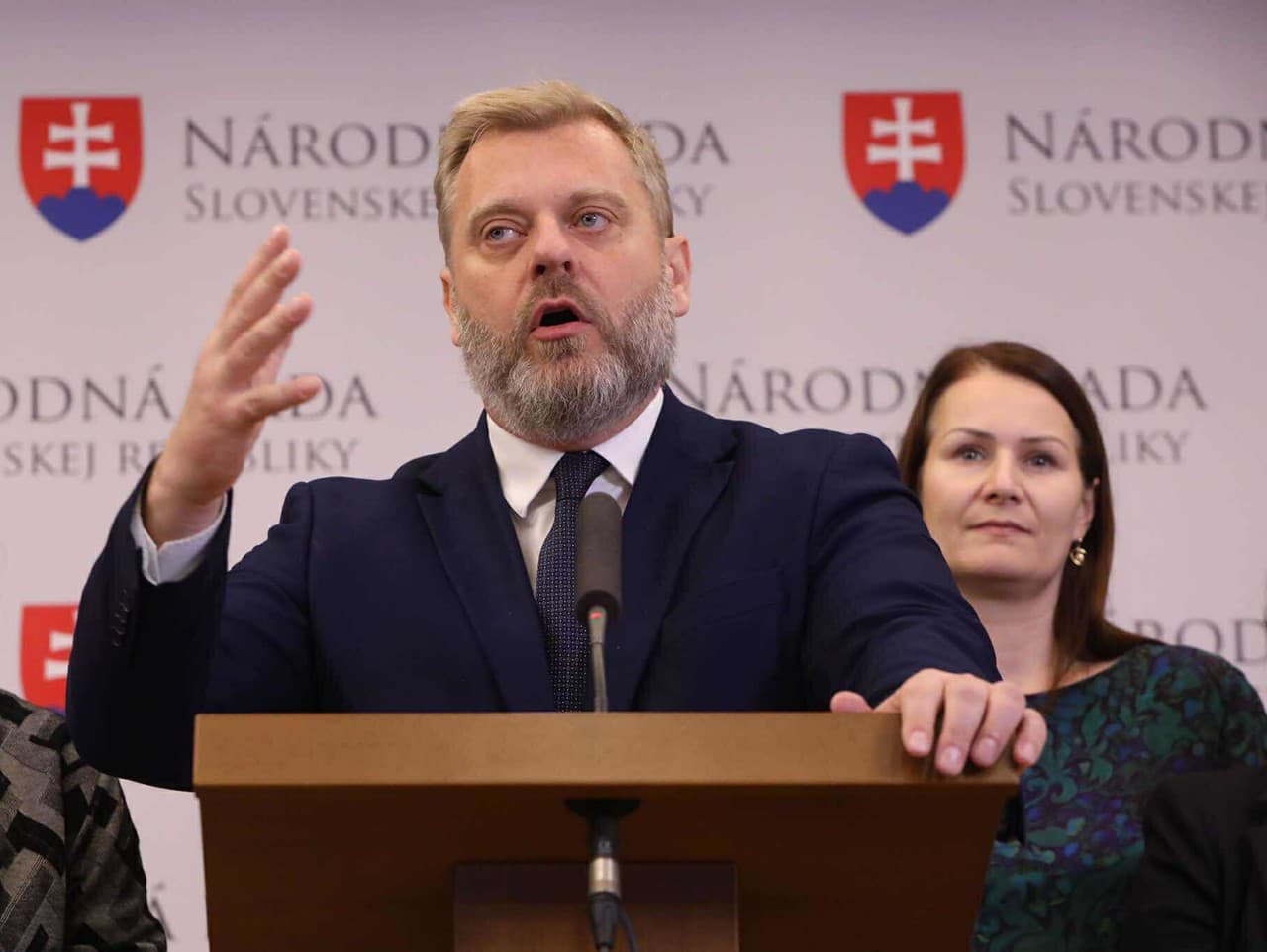 SaS kritizuje nákup zbraní bez verejného obstarávania