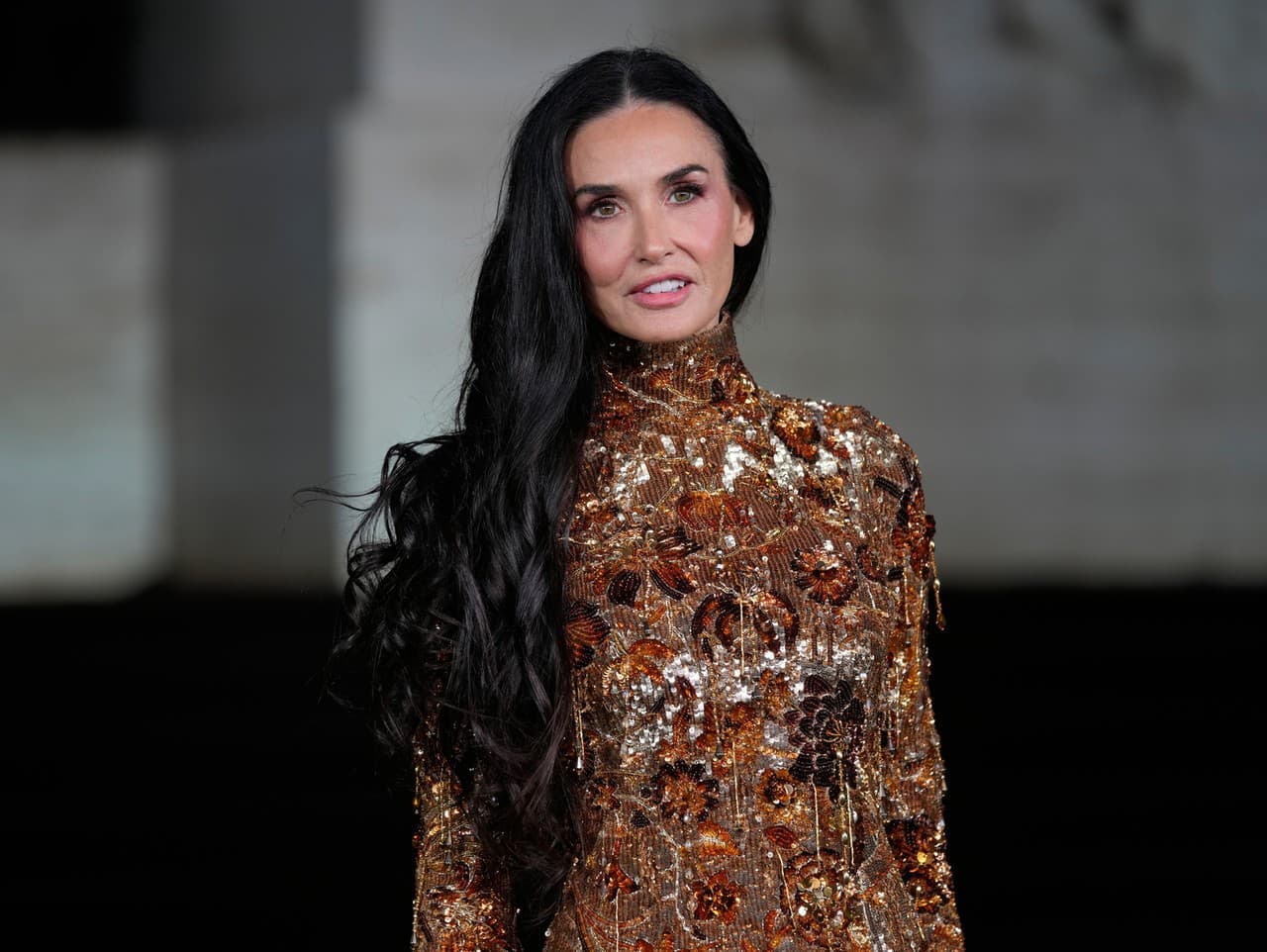 Demi Moore šokuje novým účesom na Milánskom týždni módy