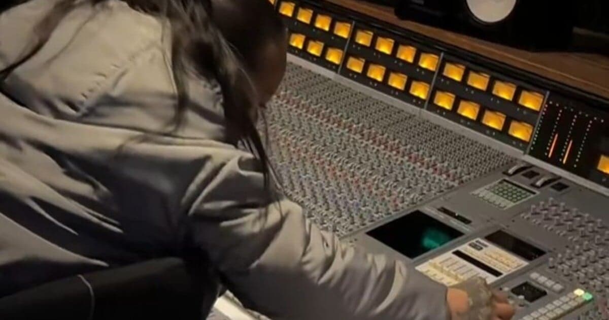 Rihanna zverejnila zábery zo štúdia, fanúšikovia sa tešia na nový album