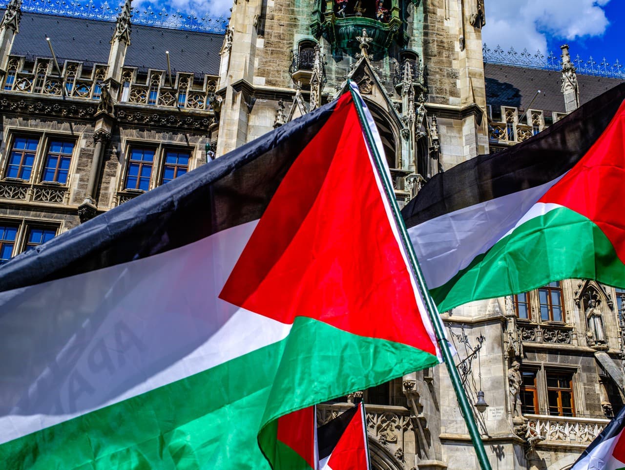 Nemecko zvažuje rozšírenie zákazu symbolov Hamasu