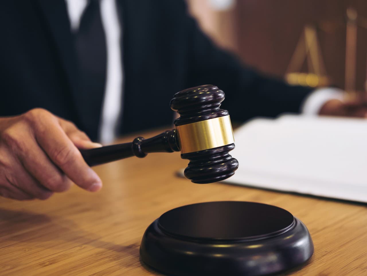 Litovský súd poslal troch mužov do väzenia za vandalizmus sochy hrdinu