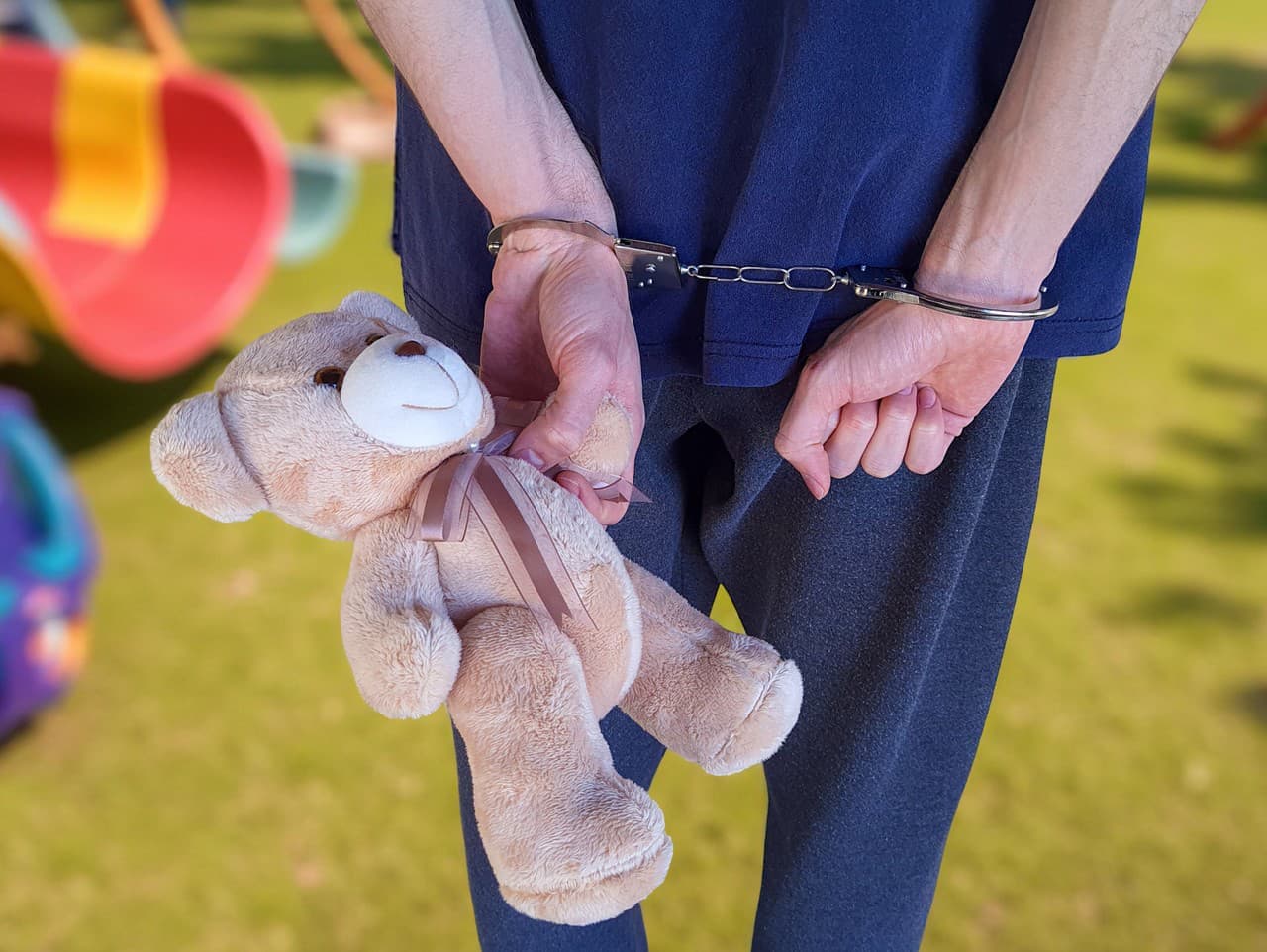 Polská polícia zadržala 100 mužov podozrivých z pedofílie