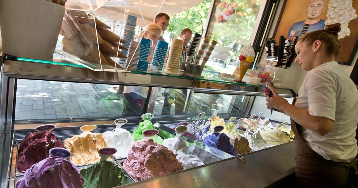 Študentské brigády: Kedy zamestnávateľ zrazí daň a kedy nie?