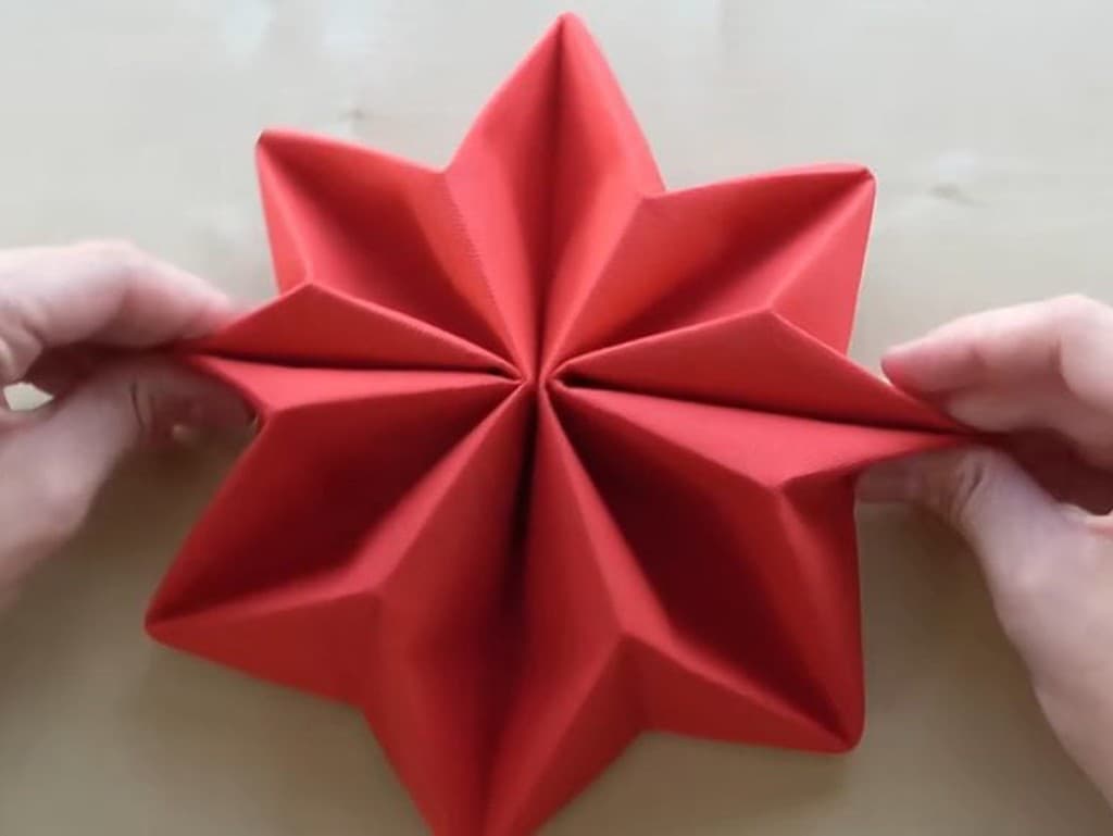 Vytvorte sviatočnú atmosféru s jednoduchými dekoráciami z obrúska