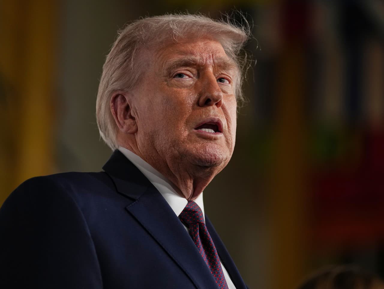 Trump dúfa v mier, posiela flotilu k Iránu