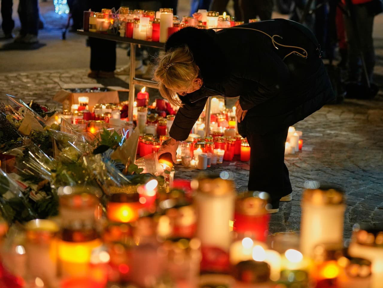 Švajčiarsko si uctí obete požiaru v Crans-Montane, prítomný aj Macron