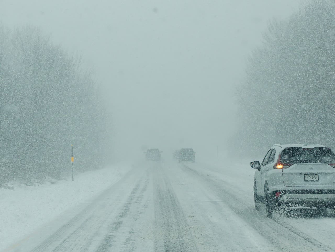 Hmla, dážď a sneženie komplikujú dopravu na Slovensku