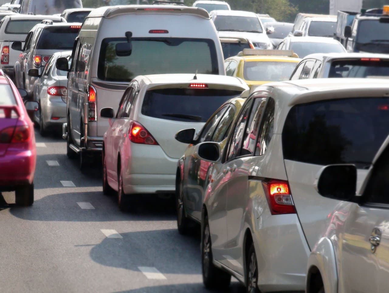 Doprava v Bratislave: Kolóny a zdržania na D1 a v Rovinke