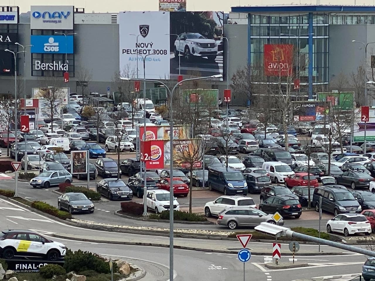 Bratislavské parkovanie sa spoplatní: Rozdelenie názorov medzi vodičmi