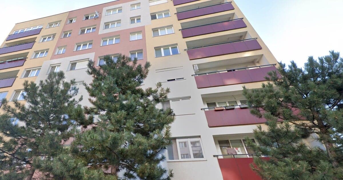 Susedský teror v Stupave: Muž vylieva fekálie z balkóna