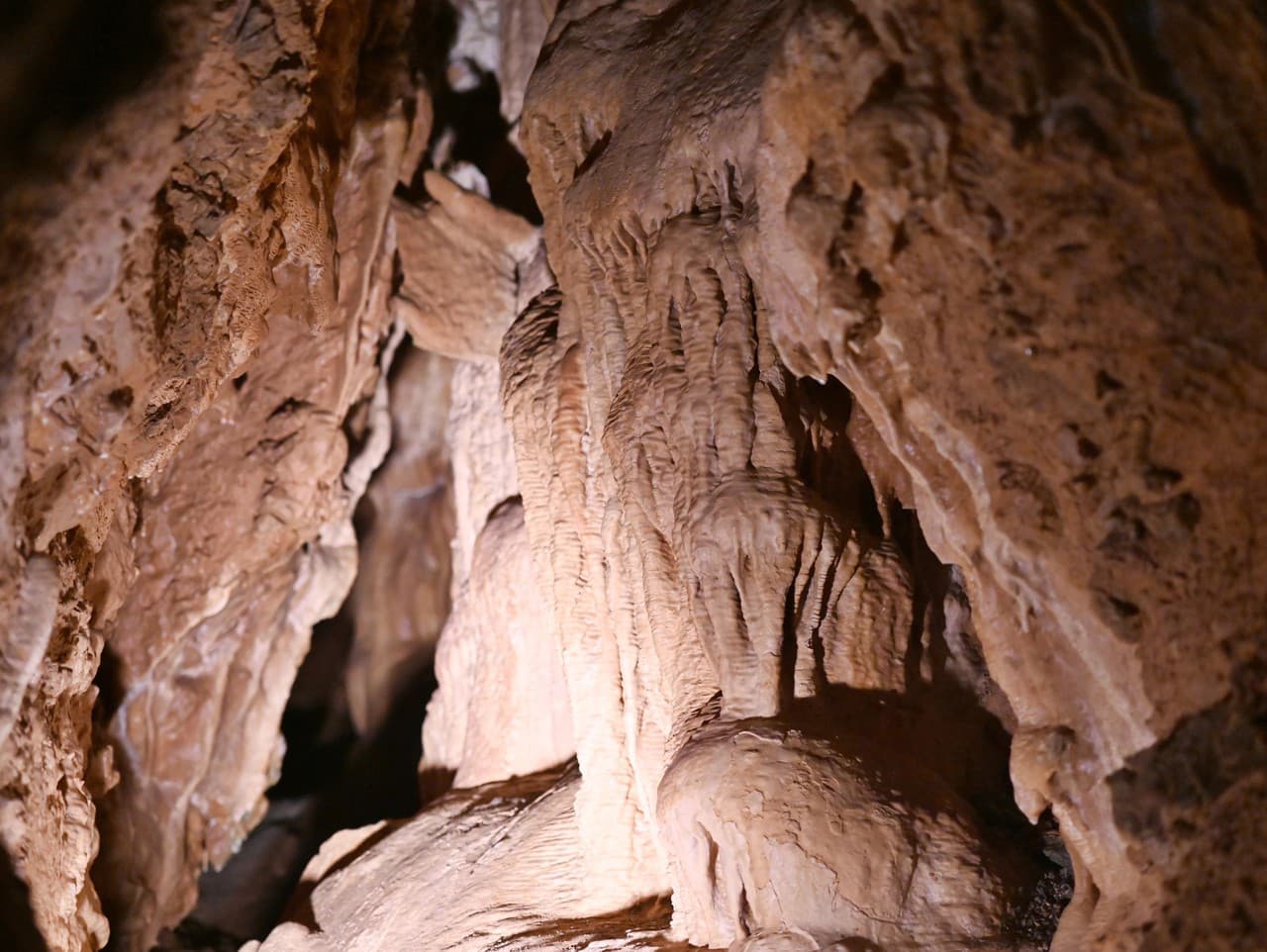 Nehoda vlakov pri Rožňave neohrozila Hrušovskú jaskyňu