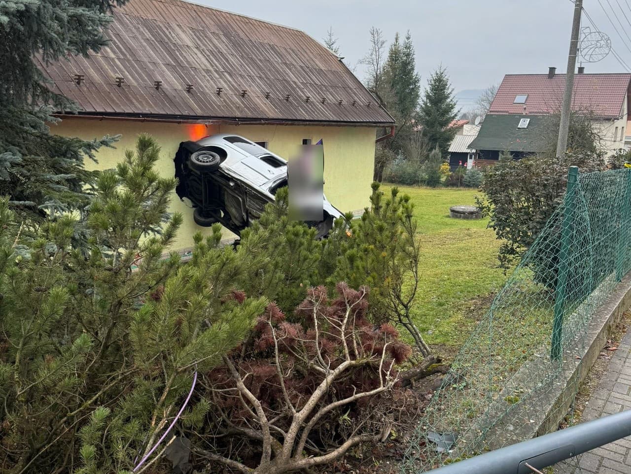 Opitý vodič narazil do rodinného domu v Gbeľanoch