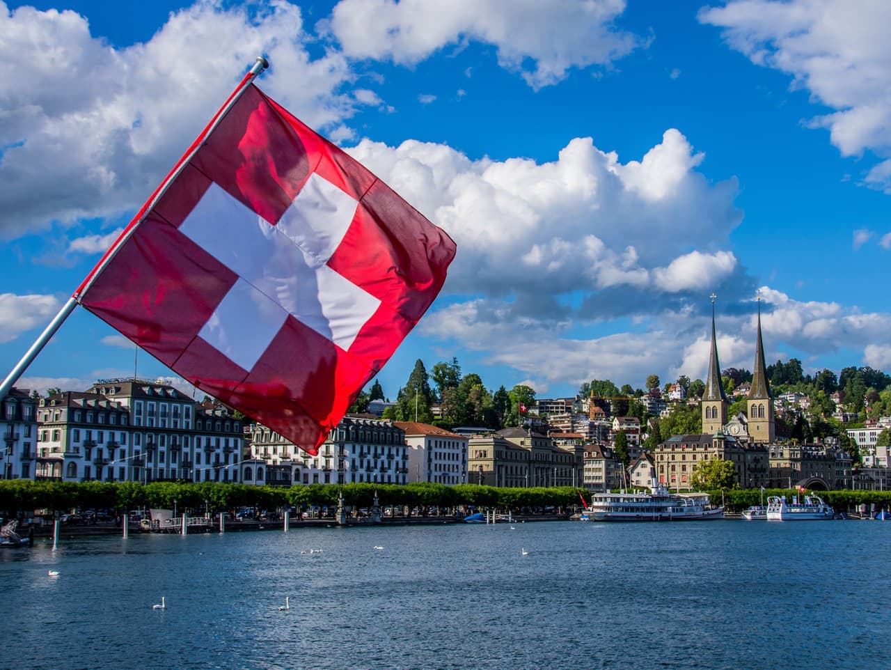Švajčiarsko čelí kritike za nezadržanie iránskeho politika