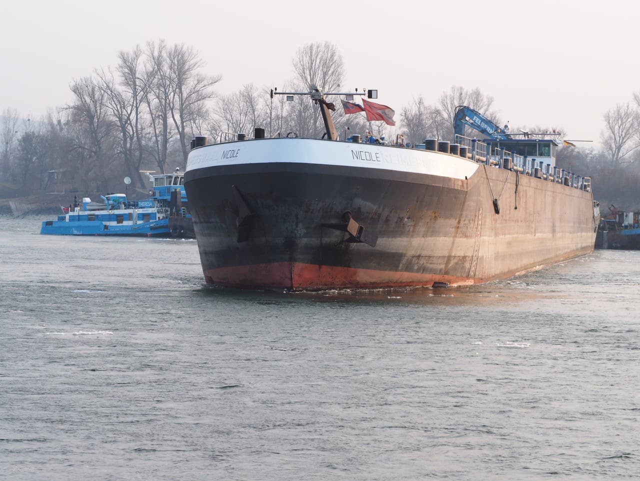 Nemecká loď uviazla na Dunaji, vyslobodenie zatiaľ neúspešné