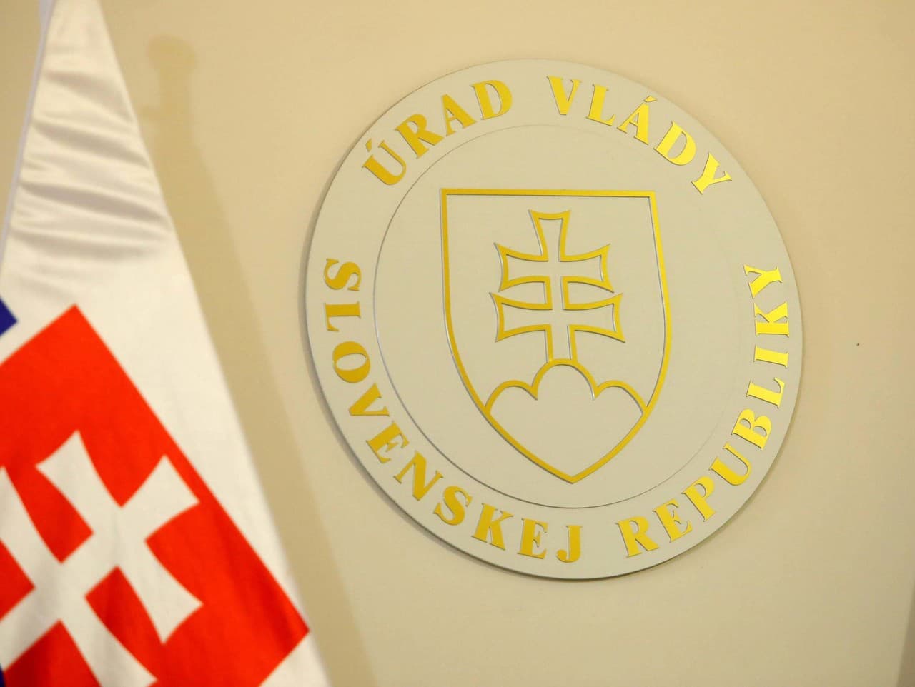 Vláda prijala zásadné rozhodnutia: Kontroly mimovládok a ropná núdza