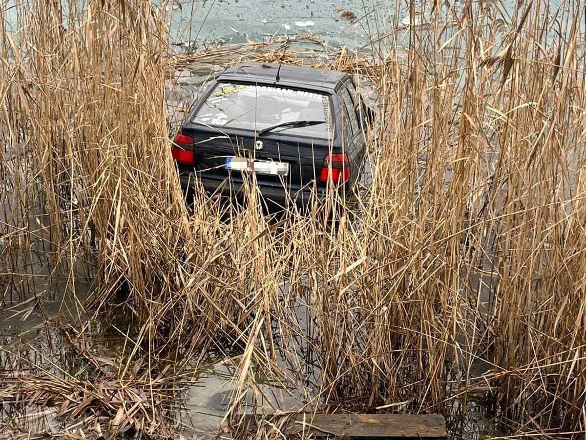 Opustené auto pri Čiernovodskom jazere: Polícia preveruje okolnosti