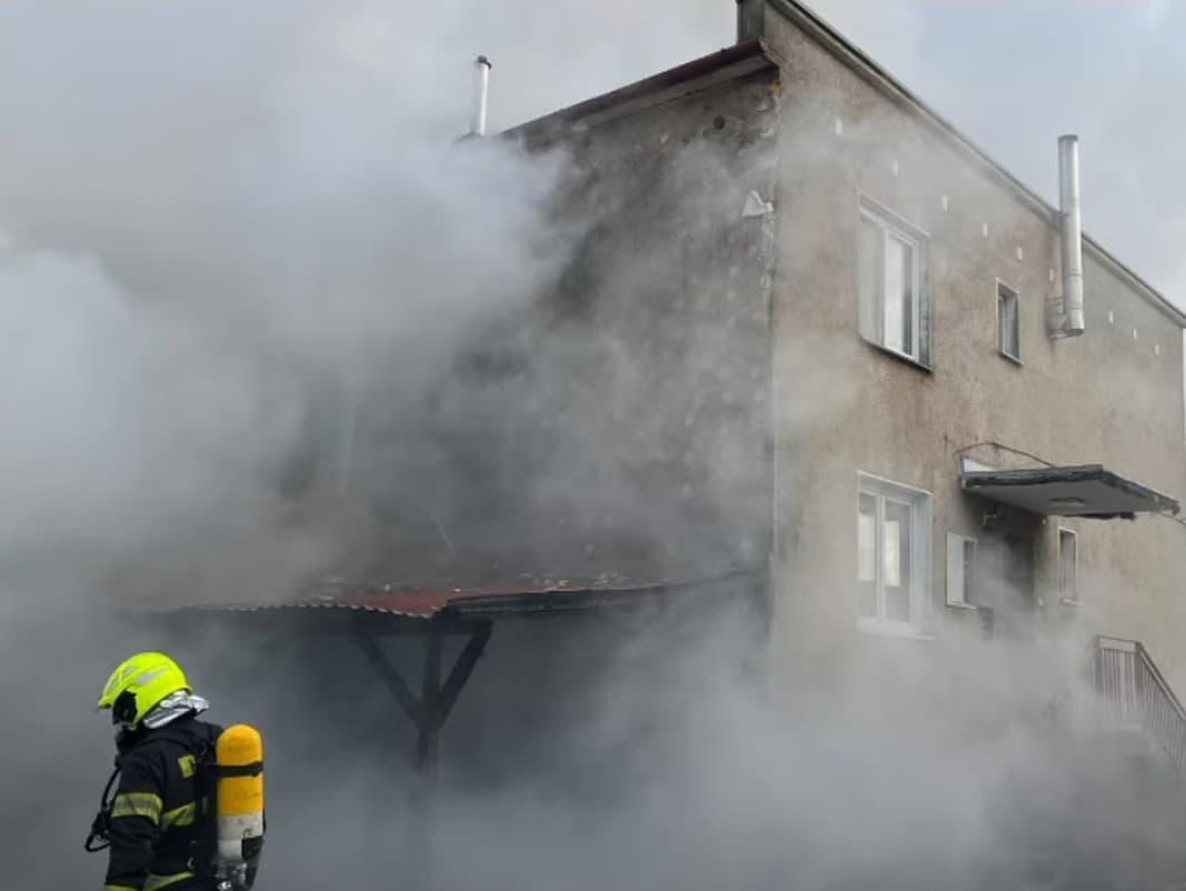 Hasiči zasahujú pri požiari v Strečne