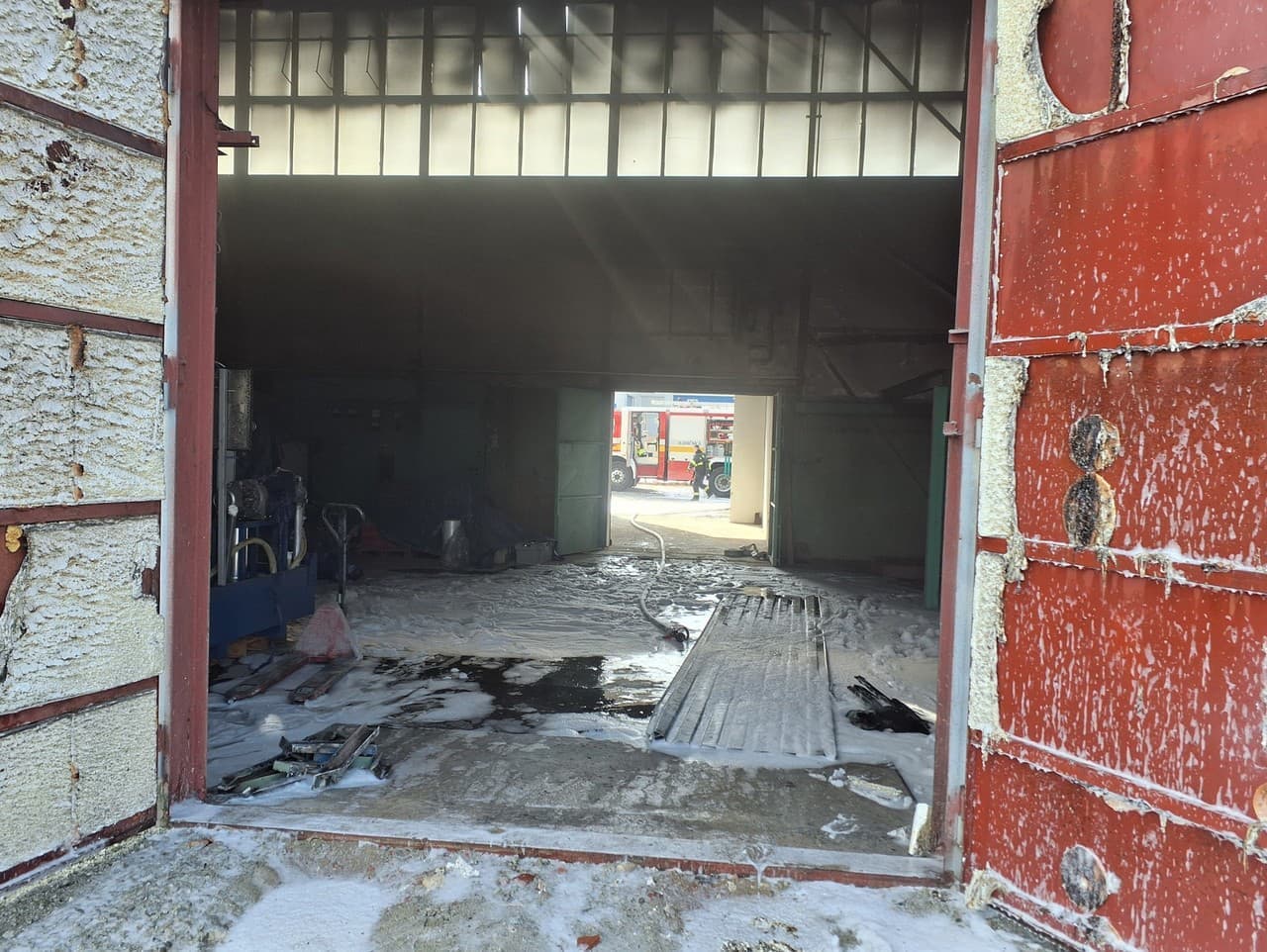 Hasiči zasahujú pri požiari plastov v Martine