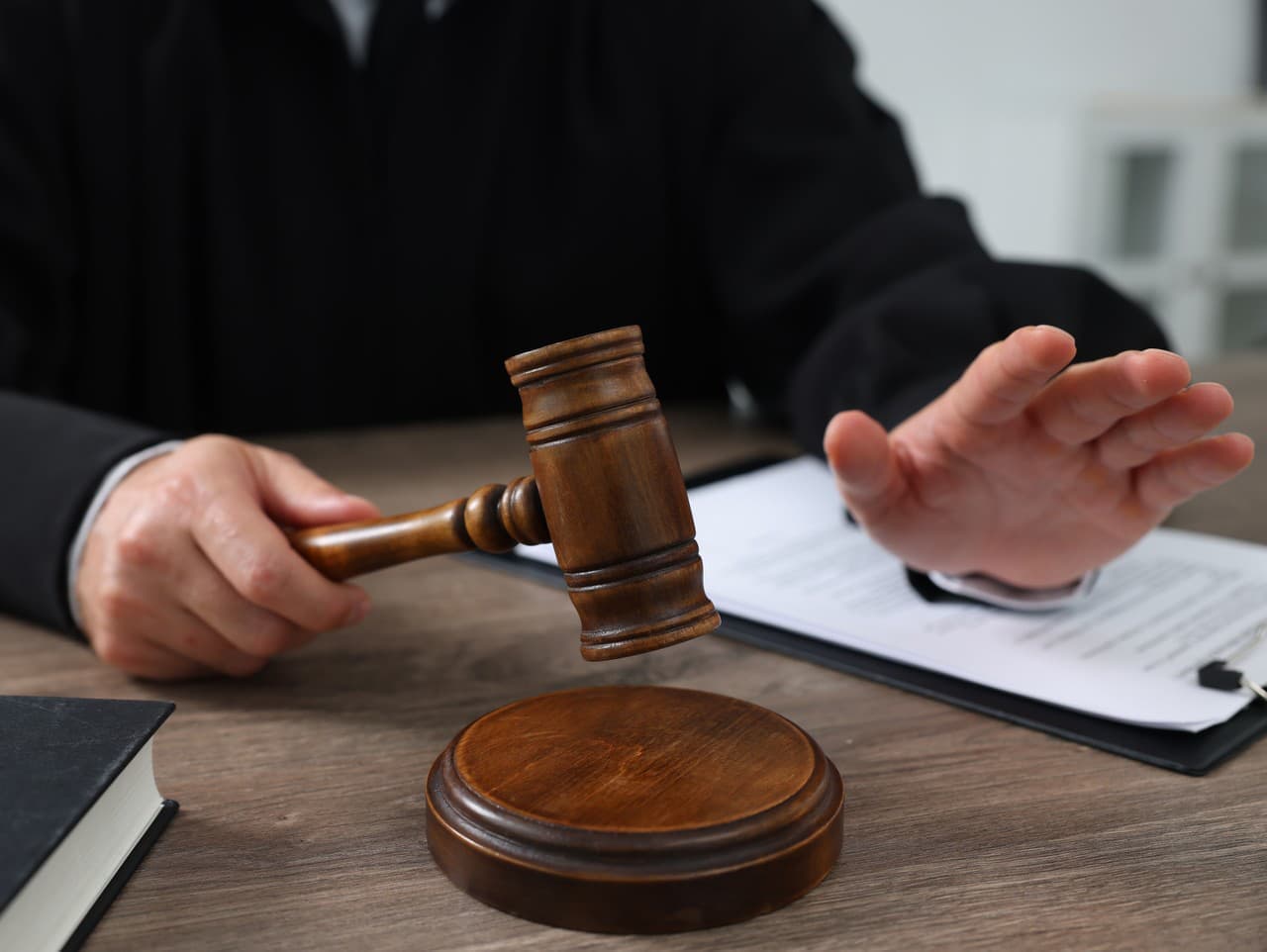 Súd nariadil europoslancovi Mazurekovi ospravedlnenie a náhradu škody