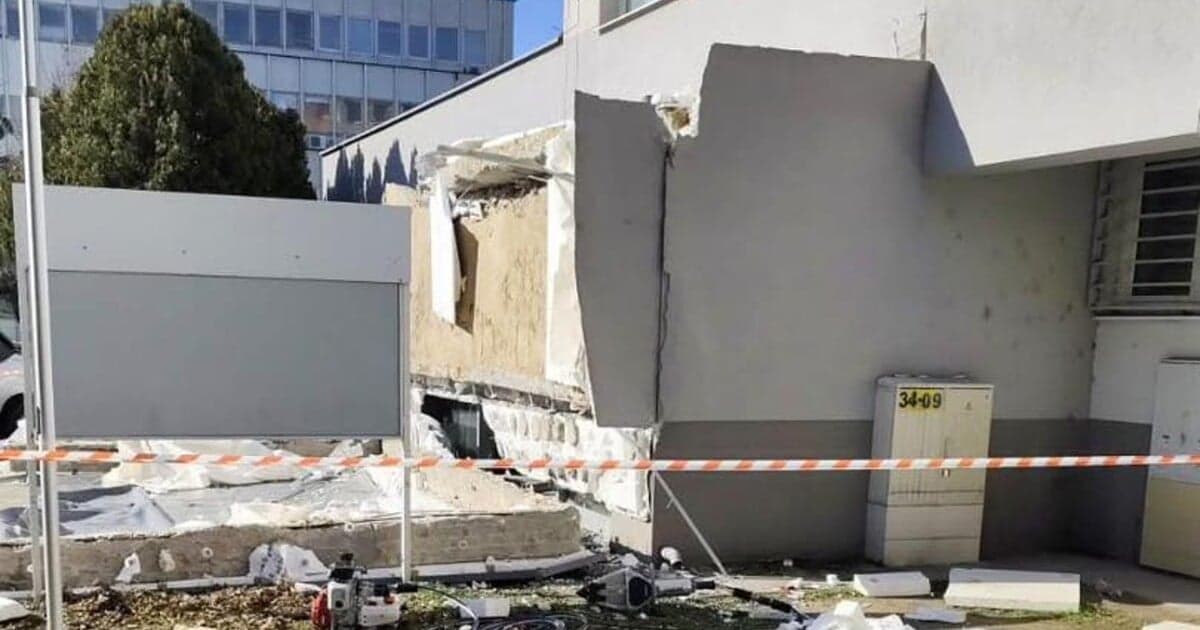 Tragédia v Komárne: Spadla časť strechy, jeden mŕtvy a jeden zranený