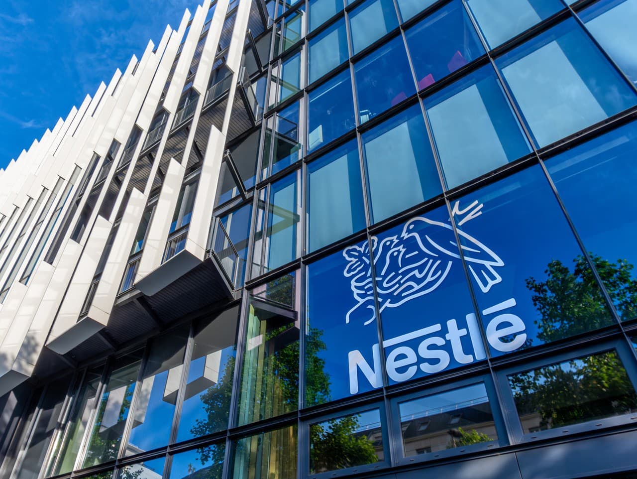 Nestlé stiahlo z trhu dojčenské výživy pre prítomnosť baktérií