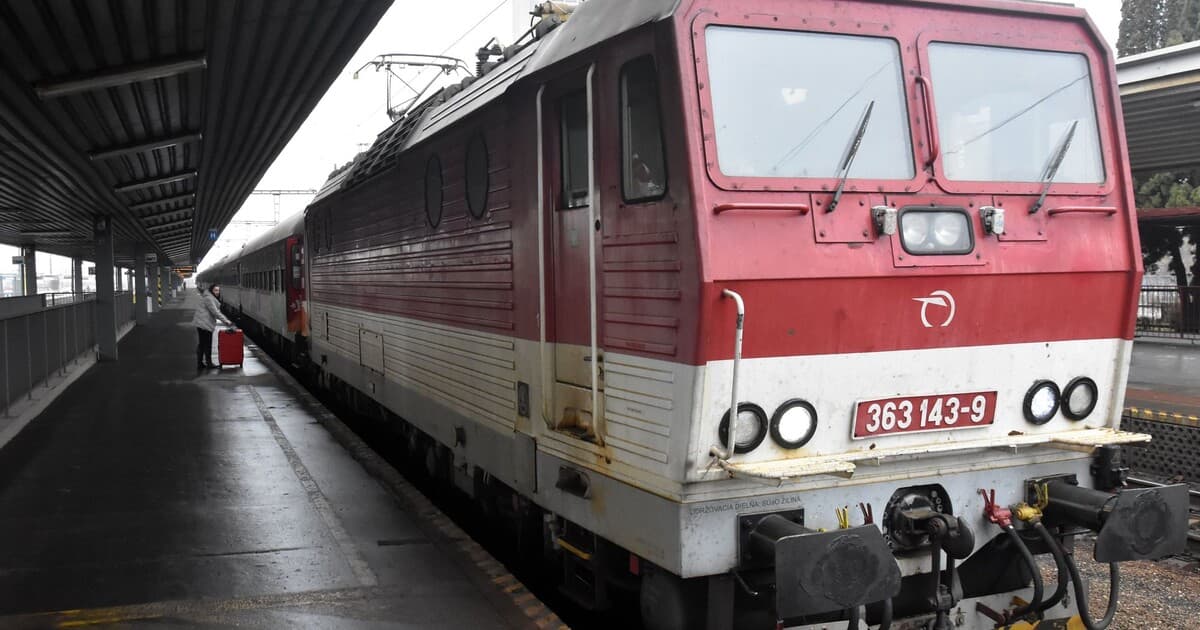 Kraľovany: Železničná doprava prerušená kvôli poruche trakčného vedenia