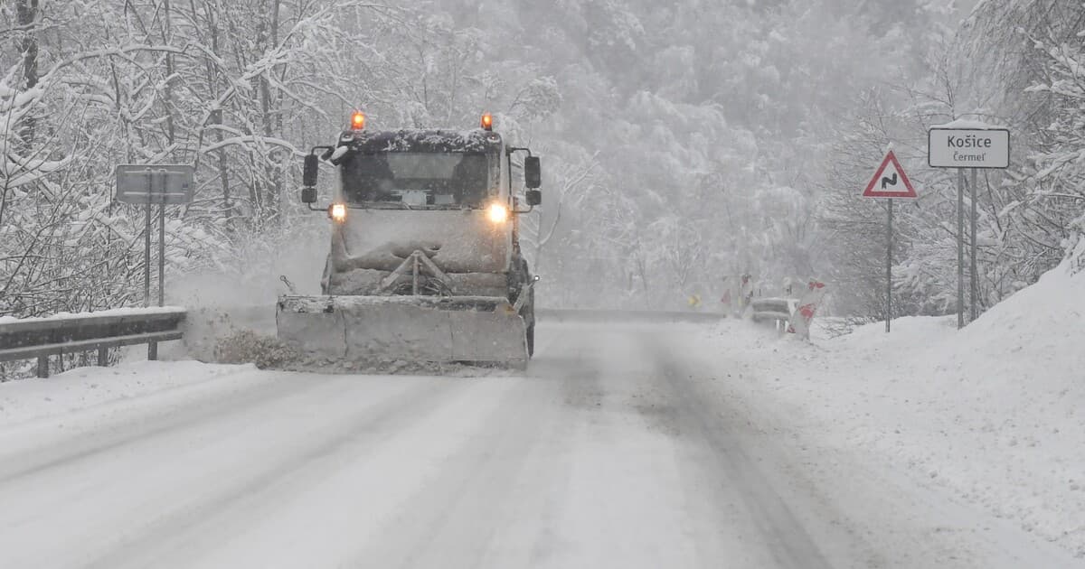 Snehová kalamita na Slovensku: Miestami až 20 cm snehu