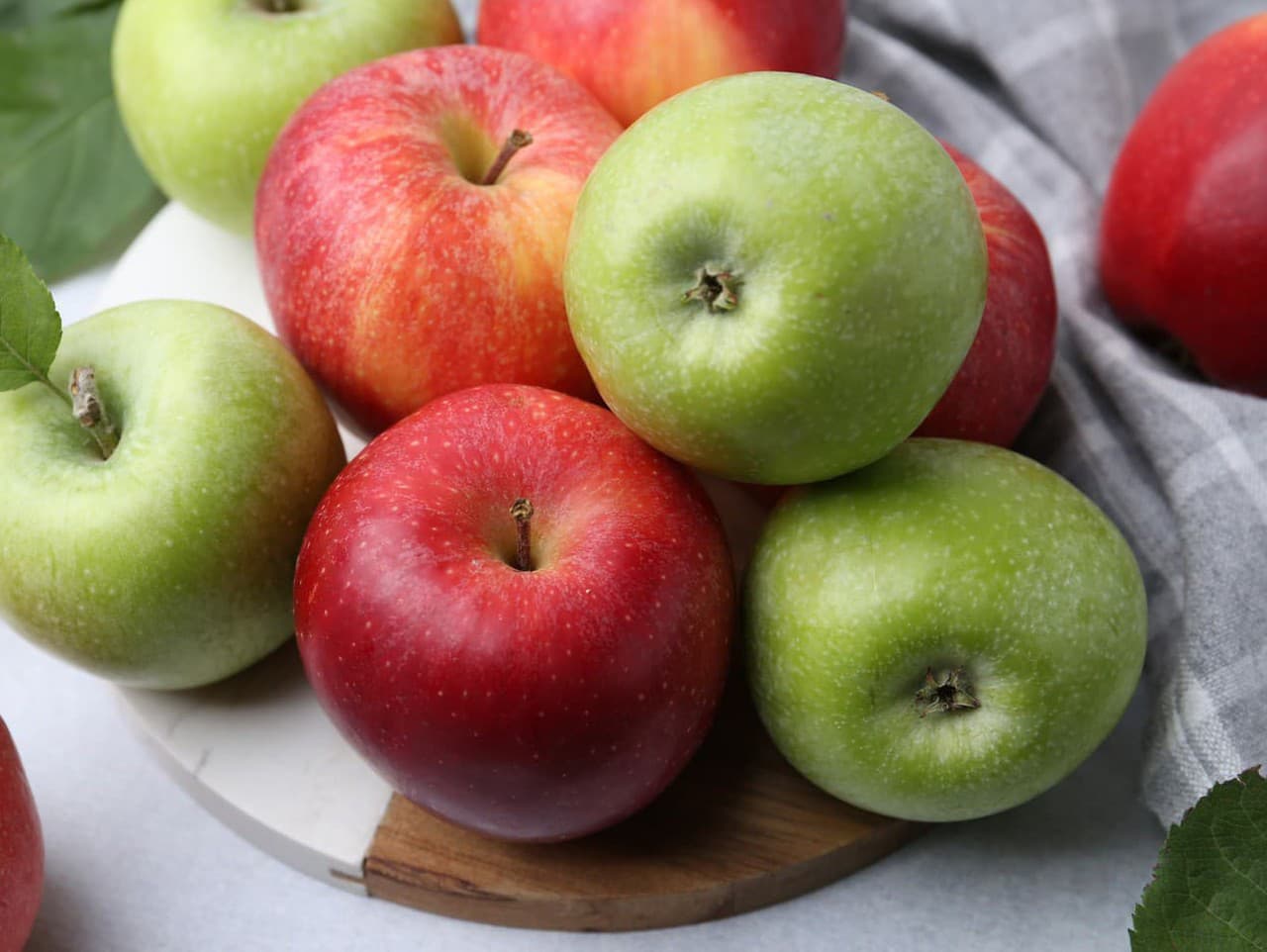 Jablká: Prečo ich jesť neošúpané?