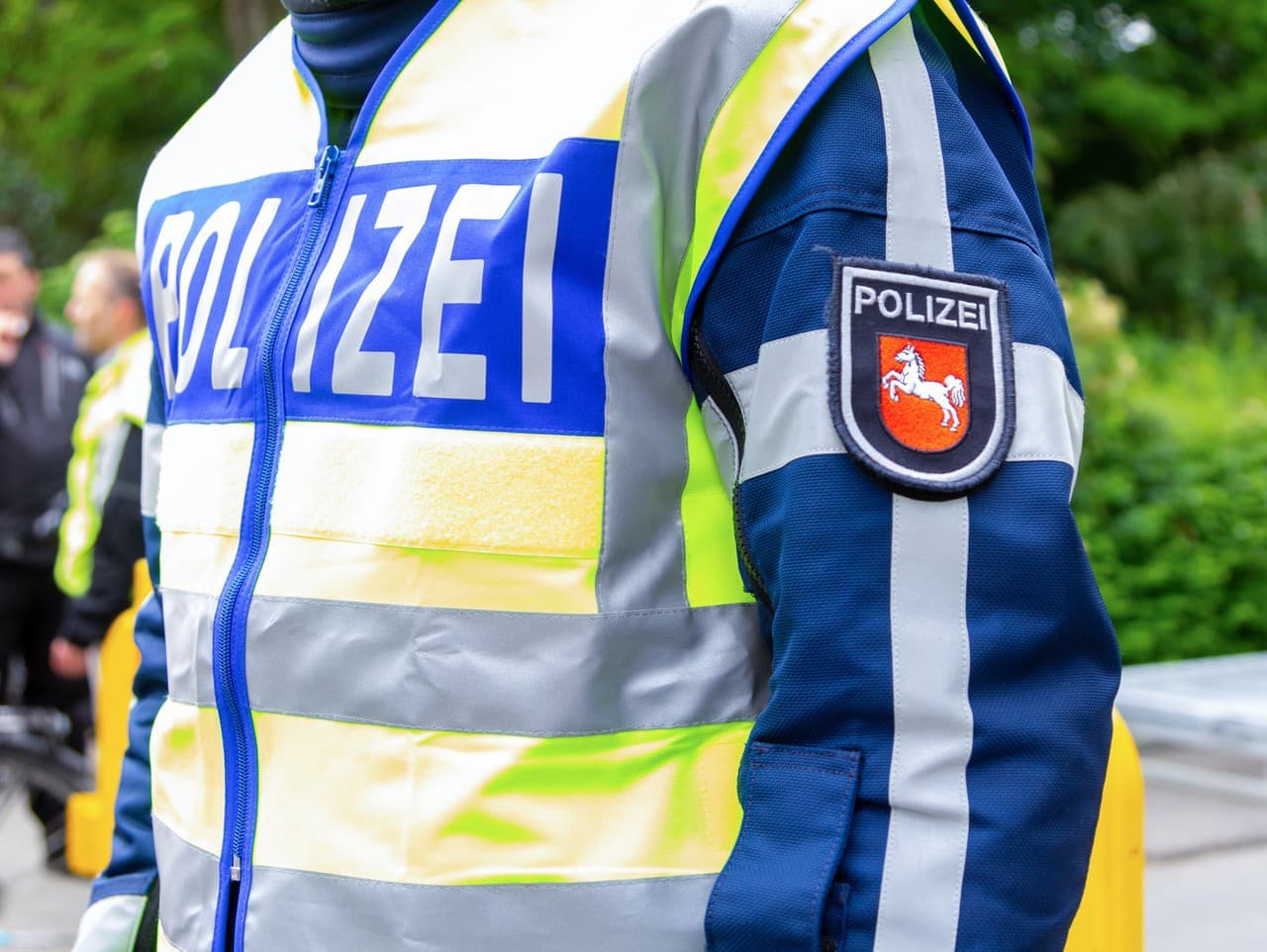 Nemecká polícia zatkla predajcov tovaru s nacistickou symbolikou