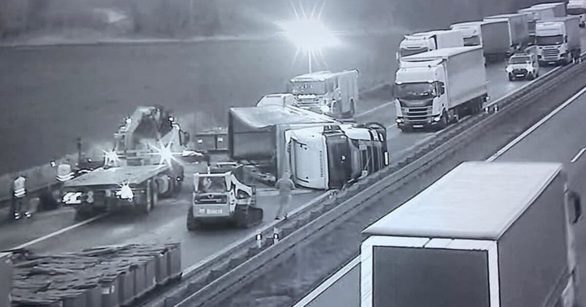 Uzavretá diaľnica D2: Nehoda s prevráteným kamiónom