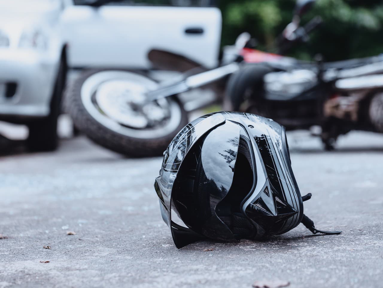 Tragická nehoda v Bratislave: Motocyklista zahynul pri náraze do stĺpa