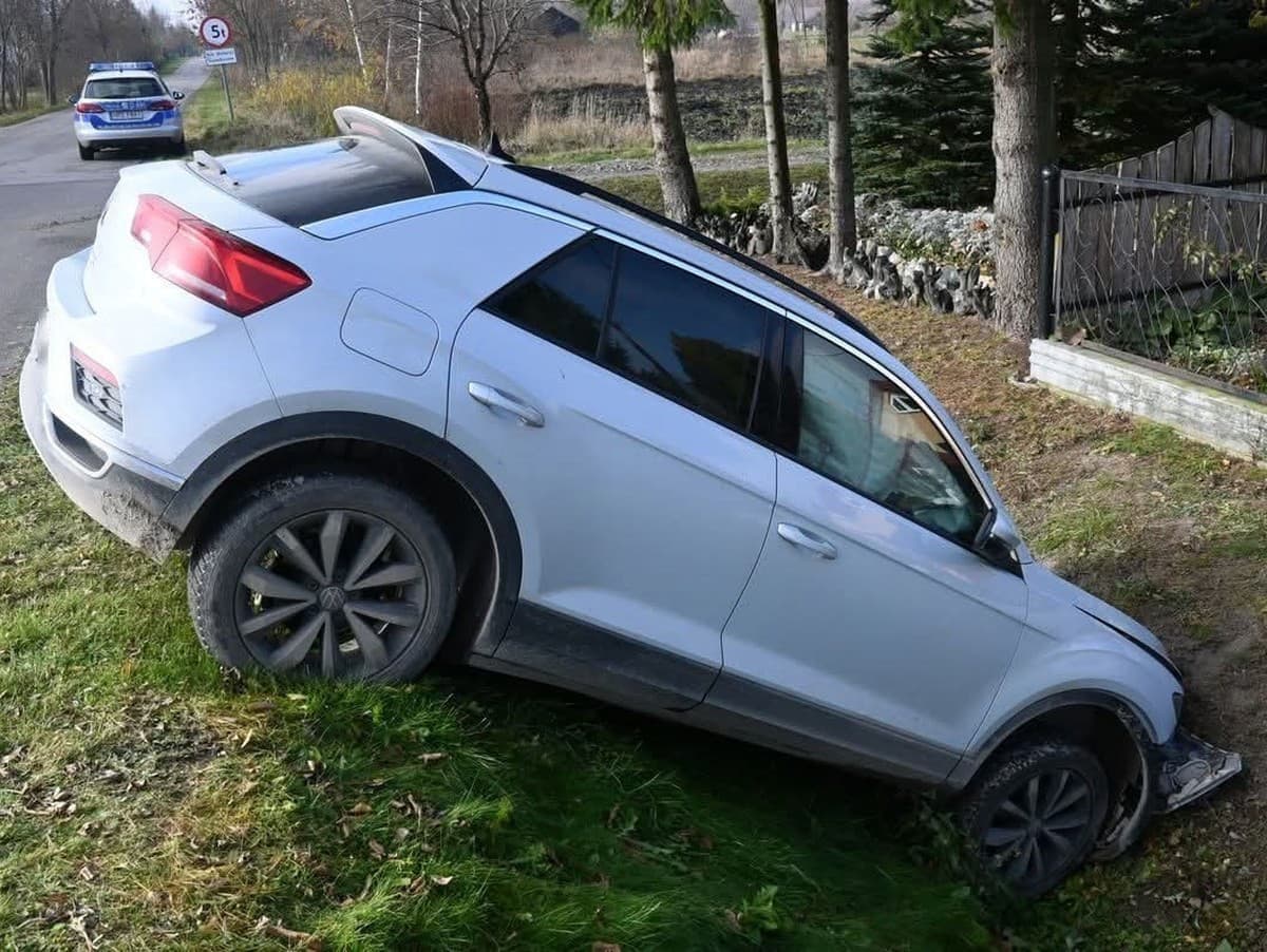 Mladík ukradol auto rodičom, skončil v priekope