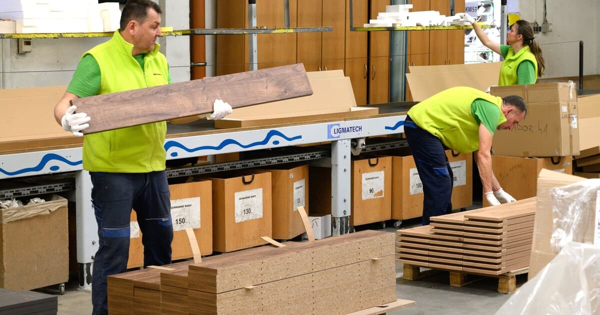 Decodom čelí kríze: Zamestnanci na nútených dovolenkách a meškajúce výplaty