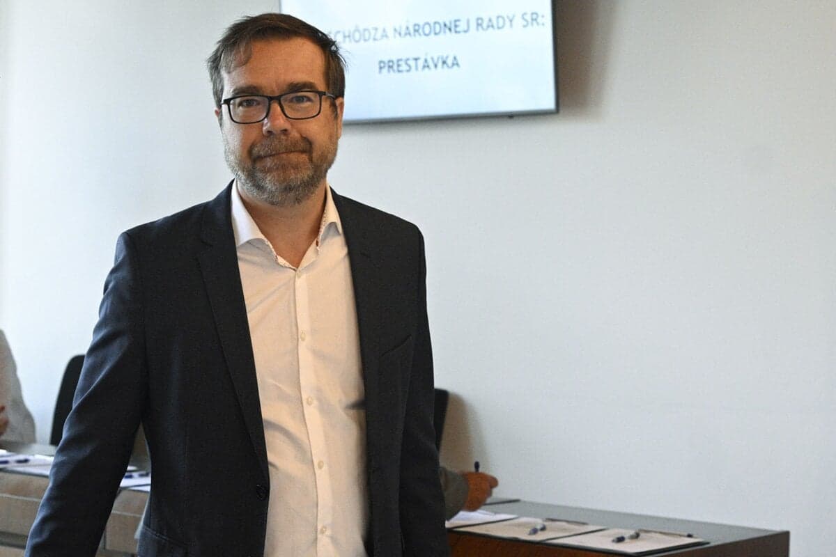 Opozícia vyzýva Fica na odvolanie ministra Šaška kvôli tendru záchraniek