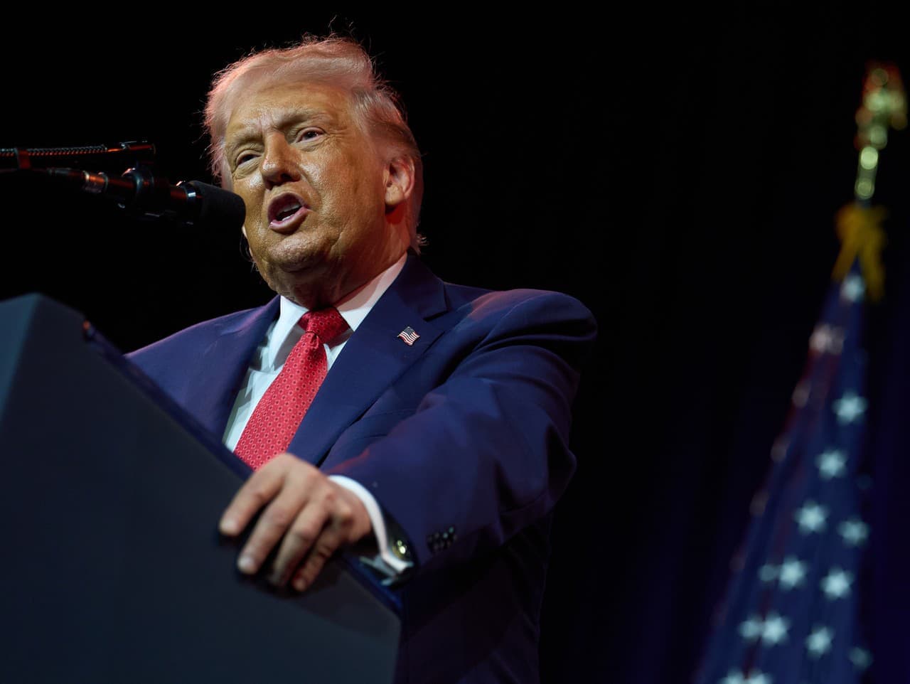 Trump čelí tlaku Senátu: Kongres chce kontrolu nad vojenskými operáciami