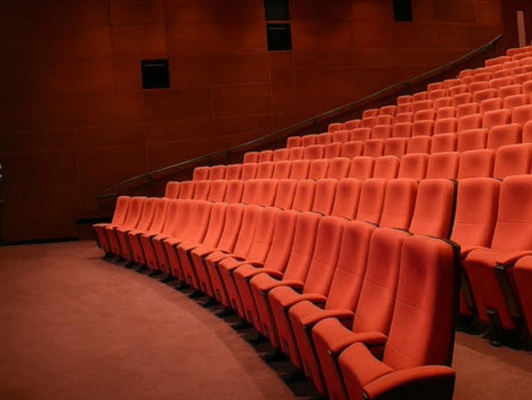 Prestížne parížske kiná zatvoria pre ploštice