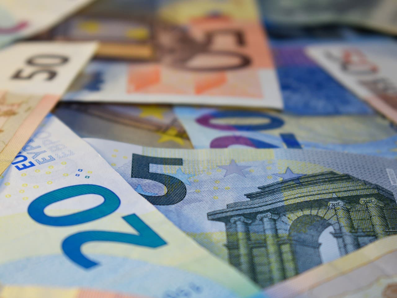 Slovensko predalo 20-ročné dlhopisy za 2 miliardy eur