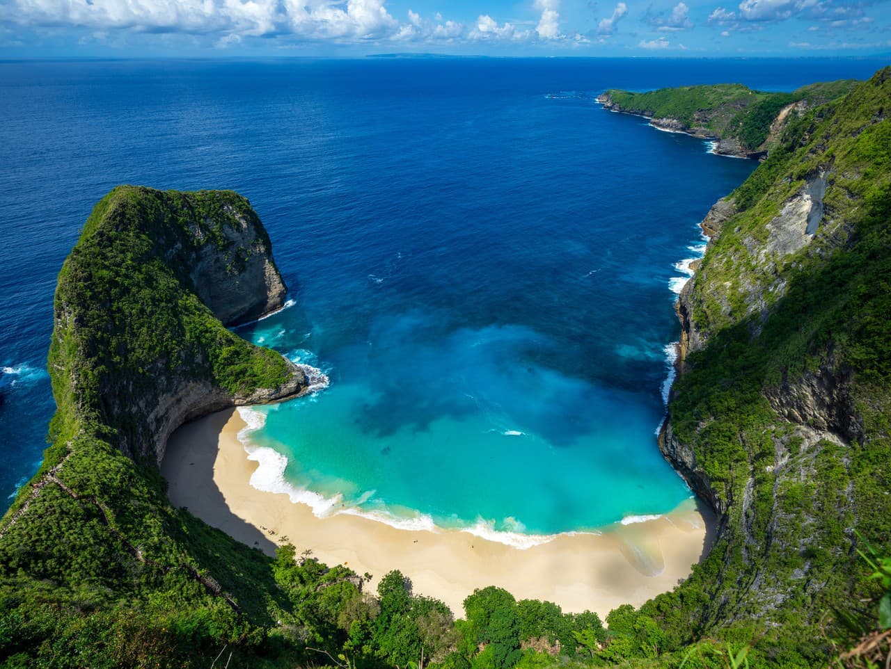 Na Bali zastavili výstavbu kontroverzného výťahu na pláži Kelingking