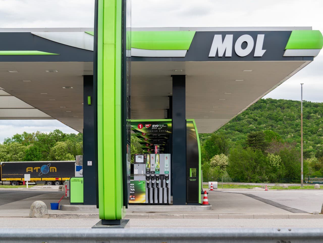 MOL preberá srbskú NIS: Nová éra energetiky v regióne?