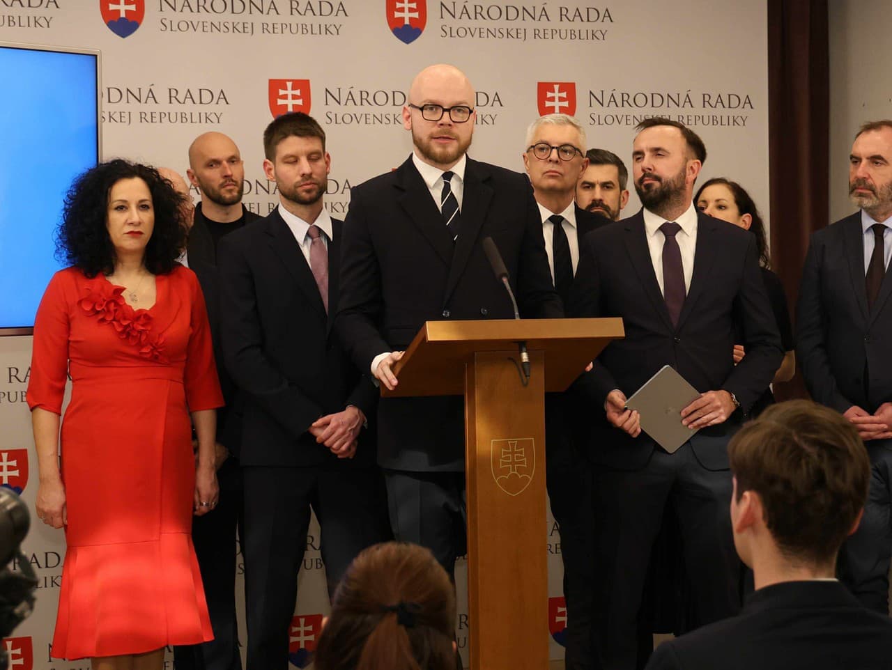 Opozícia kritizuje tender za 33 miliónov eur na poradenské služby