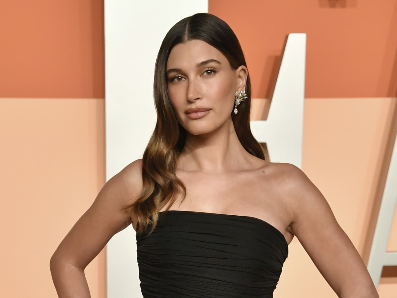 Hailey Bieber rozptýlila fámy o tehotenstve sexy príspevkom