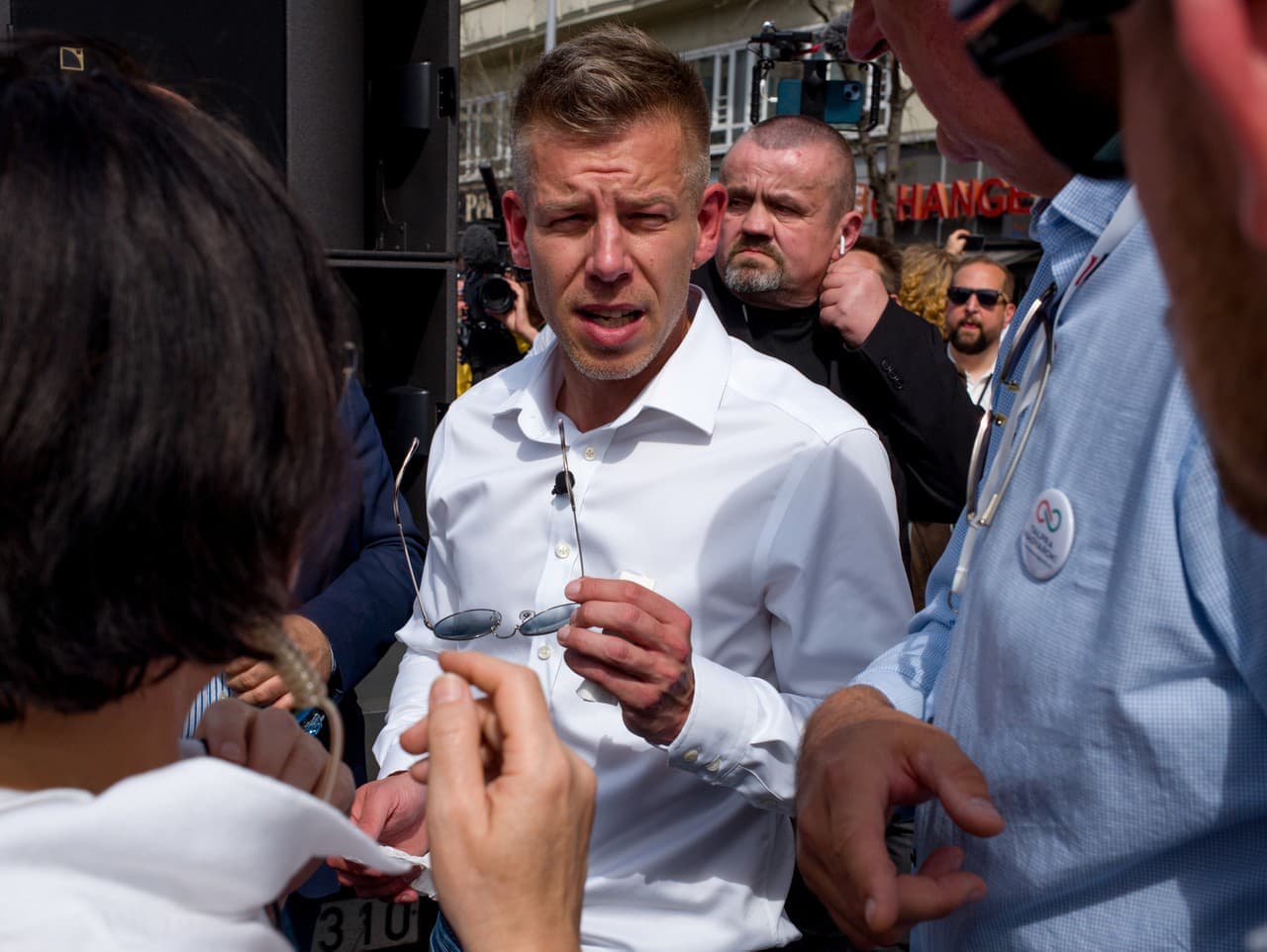 V Maďarsku sa pred voľbami stupňuje násilie a zastrašovanie opozície