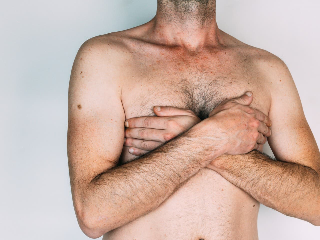 Rast pŕs u mužov: Prekvapujúci vedľajší účinok bežného lieku