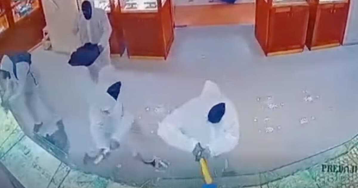 Maskovaní zlodeji v Bratislave: Vykradli klenotníctvo pri Zlatých pieskoch