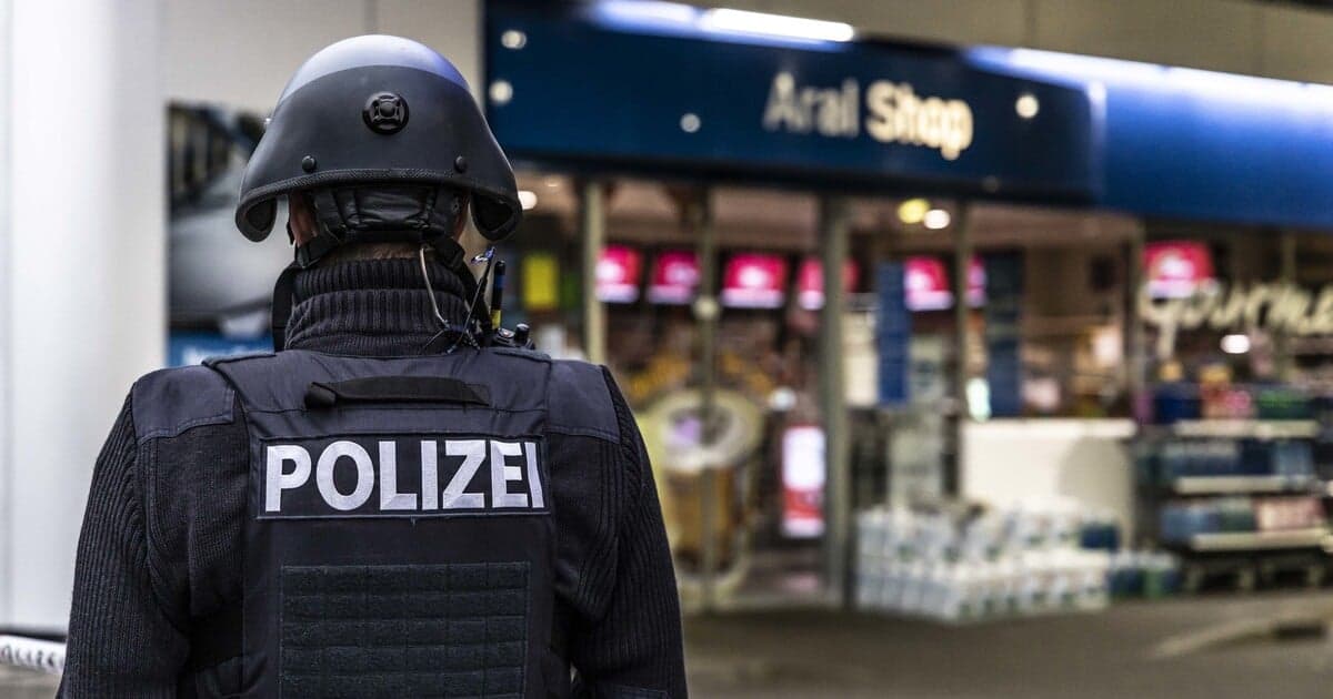 V Nemecku auto vzbĺklo po zapálení cigarety na parkovisku