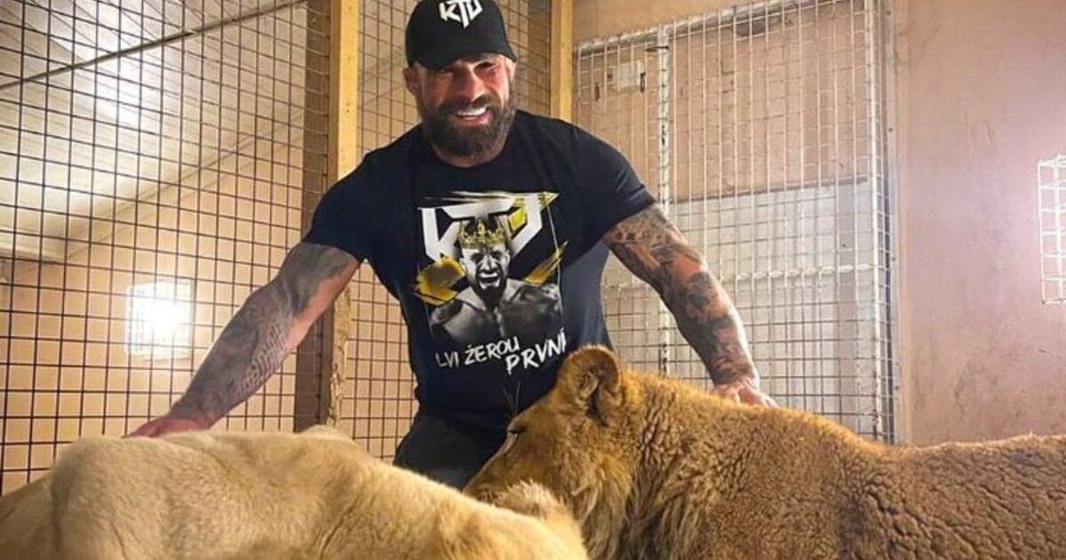 Karlos Vémola hospitalizovaný: Zdravotné problémy a obvinenia