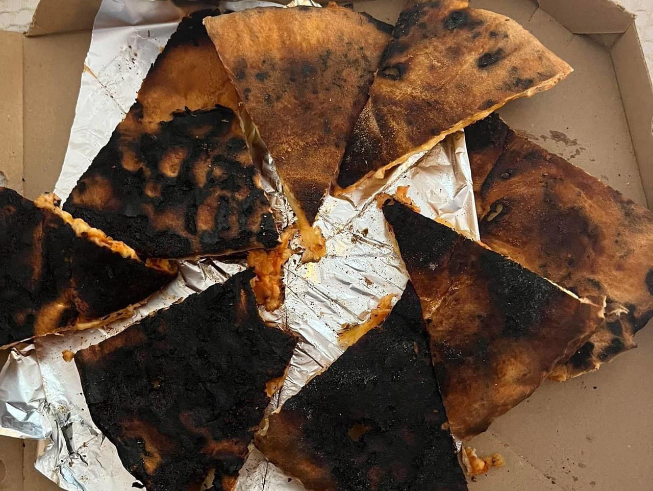 Spálená pizza vyvolala búrlivú diskusiu na sociálnych sieťach